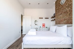 Appartamento Basic, 2 letti matrimoniali | 2 camere, una scrivania, postazione laptop, ferro/asse da stiro