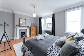 3 bedrooms, laptop workspace, bed sheets