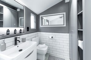 Basic House, Multiple Beds | Bathroom | Towels, soap, shampoo, toilet paper - Stunning Period Feature House (London)