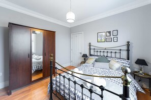 Basic House, Multiple Beds | 3 bedrooms, laptop workspace, bed sheets - Stunning Period Feature House (London)