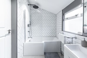 Basic House, Multiple Beds | Bathroom | Towels, soap, shampoo, toilet paper - Stunning Period Feature House (London)
