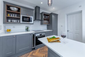 Basic House, Multiple Beds | Private kitchen | Fridge, microwave, oven, stovetop - Stunning Period Feature House (London)