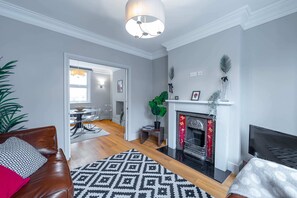 Basic House, Multiple Beds | Living area | TV - Stunning Period Feature House (London)
