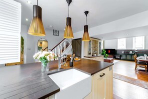 Basic House, Multiple Beds | Private kitchen | Fridge, microwave, oven, stovetop - Extremely Rare Luxury Loft (London)
