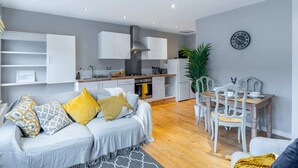Unclassified image, 3 of 12, button - Stylish Shepherds Bush Flat (London)