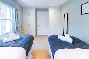 2 bedrooms, laptop workspace, iron/ironing board, bed sheets - Stylish Shepherds Bush Flat (London)