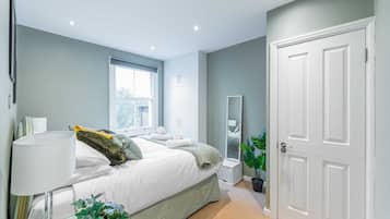 Basic Apartment, Multiple Beds | 2 bedrooms, laptop workspace, iron/ironing board, bed sheets