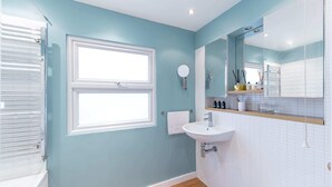 Unclassified image, 2 of 12, button - Stylish Shepherds Bush Flat (London)