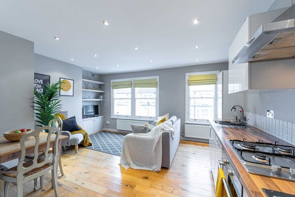 Perushuoneisto, useita sänkyjä | Yksityinen keittiö | Jääkaappi, uuni, liesi, vedenkeitin