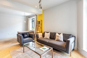 Apartamento básico, 1 cama de casal | Área de estar | TV
