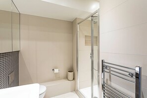 Bathroom - Modern Brentford Flat (Brentford)