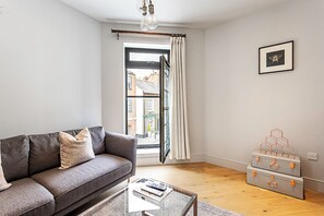 Living area - Modern Brentford Flat (Brentford)