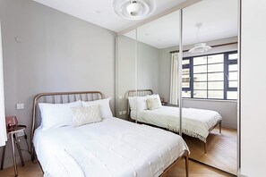 Leilighet – basic, 1 dobbeltseng | 1 soverom, skrivebord, skrivebord for bærbar PC og strykejern/-brett