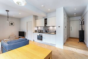 Basic Apartment, 1 Double Bed | Private kitchen | Fridge, microwave, oven, stovetop