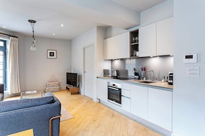 Basic Apartment, 1 Double Bed | Private kitchen | Fridge, microwave, oven, stovetop