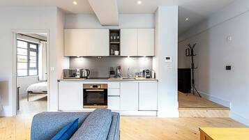 Basic Apartment, 1 Double Bed | Private kitchen | Fridge, microwave, oven, stovetop