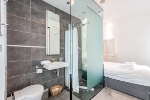 Apartamento básico, várias camas | Banheiro | Chuveiro, toalhas de banho, sabonete, shampoo