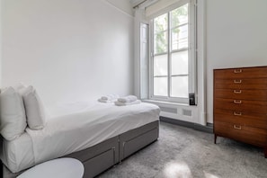 Basic Apartment, Multiple Beds - The Cromwell Flat (London)