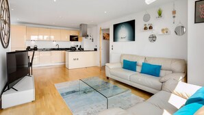 Exterior - Panoramic London: 3-Bed City Oasis (London)