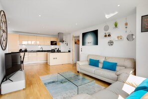Exterior - Panoramic London: 3-Bed City Oasis (London)