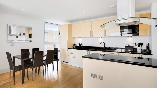Exterior - Panoramic London: 3-Bed City Oasis (London)