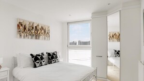 Exterior - Panoramic London: 3-Bed City Oasis (London)