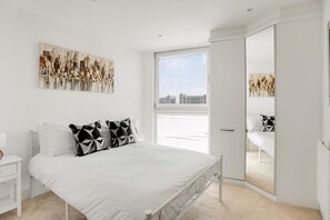 Exterior - Panoramic London: 3-Bed City Oasis (London)