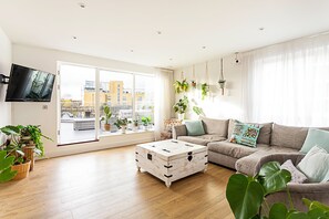 Basic House, Multiple Beds | Interior - Quiet and Spacious Four Bedroom House (London)