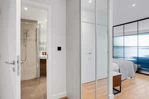 1 bedroom, laptop workspace, iron/ironing board, bed sheets - Sleek and Stylish Studio Apartment (London)