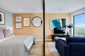 Eenvoudig appartement, 1 tweepersoonsbed | 1 slaapkamer, een laptopwerkplek, een strijkplank/strijkijzer