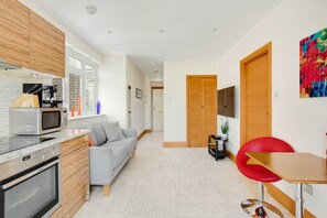 Basic Apartment, 1 Double Bed | Private kitchen - Gorgeous Flat Overlooking Hyde Park (London)