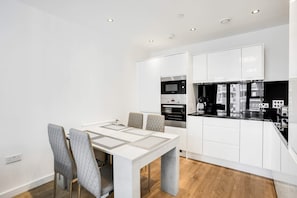 Basic Apartment, 2 Double Beds | Private kitchen | Fridge, microwave, oven, stovetop