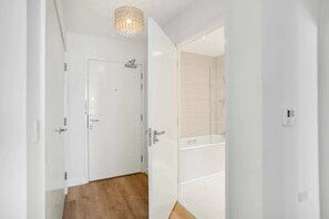 Basic Apartment, 2 Double Beds | Interior - Modern Park Royal Flat (London)