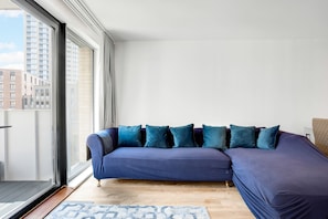 Appartement, 2 lits doubles | Coin séjour | Télévision