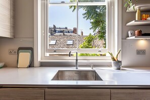 Apartamento básico, 1 cama King | Cozinha privada | Micro-ondas, fogão, cooktop, lava-louças