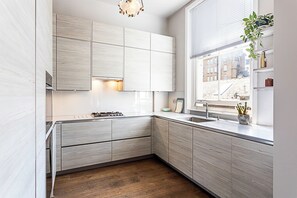 Apartamento básico, 1 cama King | Cozinha privada | Micro-ondas, fogão, cooktop, lava-louças