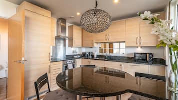 Basic Apartment, Multiple Beds | Private kitchen | Oven, stovetop, electric kettle, toaster