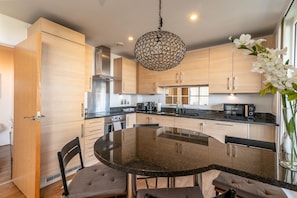 Appartement de base, Plusieurs lits | Cuisine privée | Un four, surface de cuisson, bouilloire électrique, grille-pain