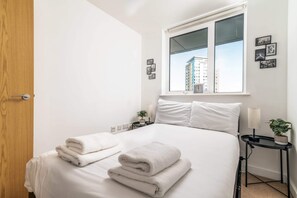 Basic Apartment, Multiple Beds | 3 bedrooms, desk, laptop workspace, bed sheets - Modern Comfort: Stratford 3BR Duplex (London)