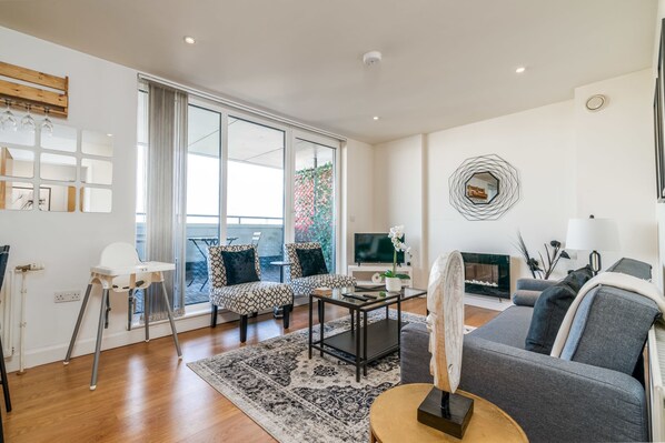 Basic Apartment, Multiple Beds | Interior - Modern Comfort: Stratford 3BR Duplex (London)