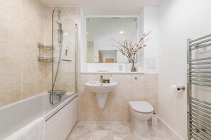 Appartement de base, Plusieurs lits | Salle de bain | Séchoir à cheveux, serviettes fournies, savon, shampooing