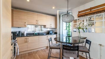 Basic Apartment, Multiple Beds | Private kitchen | Oven, stovetop, electric kettle, toaster