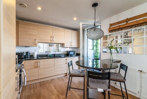 Basic Apartment, Multiple Beds | Private kitchen | Oven, stovetop, electric kettle, toaster - Modern Comfort: Stratford 3BR Duplex (London)