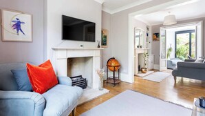Basic House, Multiple Beds | Living area - Gorgeous Garden Townhouse (London)