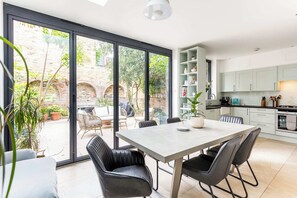Eenvoudig huis, Meerdere bedden | Dineren