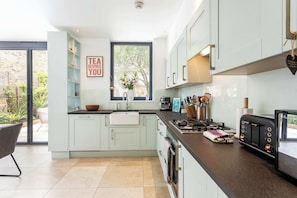 Basic House, Multiple Beds | Private kitchen | Microwave, oven, stovetop, dishwasher