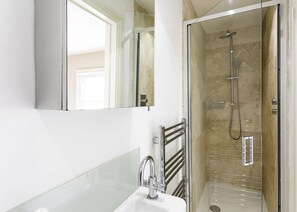 Basic House, Multiple Beds | Bathroom | Hair dryer, towels, soap, shampoo - Gorgeous Garden Townhouse (London)