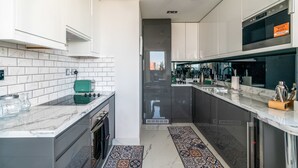 Basic Apartment, Multiple Beds | Private kitchen - Canary Wharf Retreat With Free Secure Parking (London)