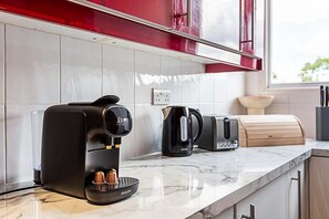 Apartment | Private kitchen | Dining tables - Stylish Cosy Apartment (London)