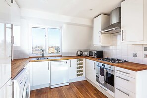 Basic Apartment, Multiple Beds | Private kitchen - Three Bedroom Kensington Flat (London)